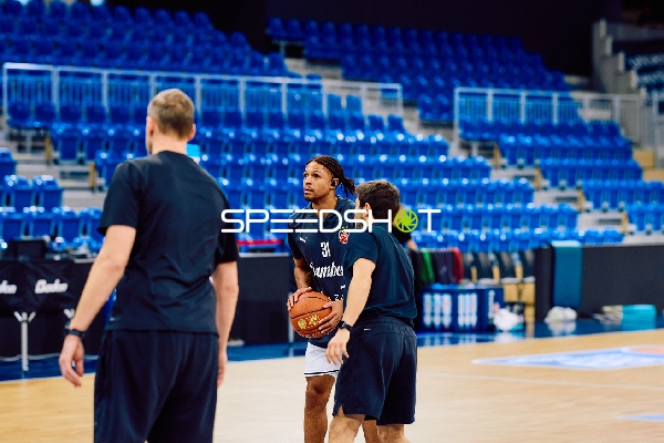 Spielertraining auf dem Basketballfeld