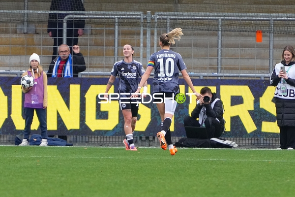 Begrüßung auf dem Spielfeld