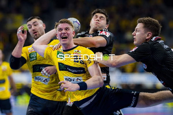 Szene mit Haukur Thrastarson (25; Rhein Neckar Löwen) und Tobias Buck (39; HC Erlangen)