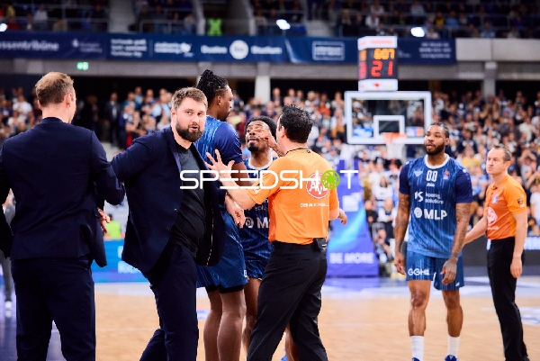 Schiedsrichter trennt Spieler