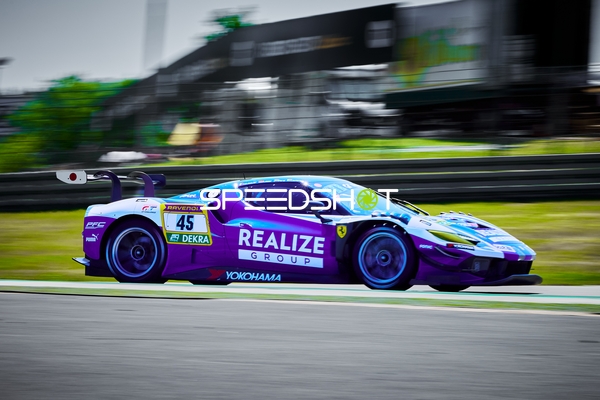 Rennfahrzeug auf der Rennstrecke