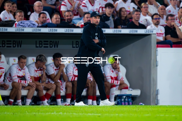 Trainer Sebastian Hoeneß (Trainer; VfB Stuttgart) an der Seitenlinie