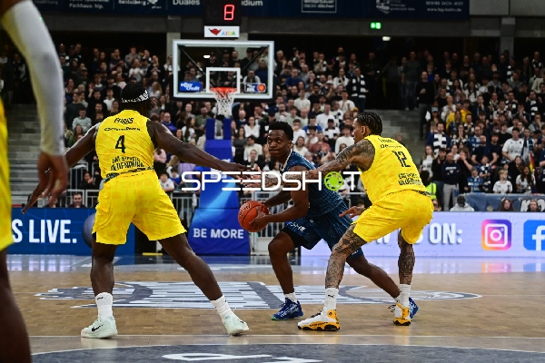 DJ Horne (0; MLP Academics Heidelberg) am Ball gegen Brian Fobbs (4; EWE Baskets Oldenburg) und Michale Kyser (12; EWE Baskets Oldenburg)