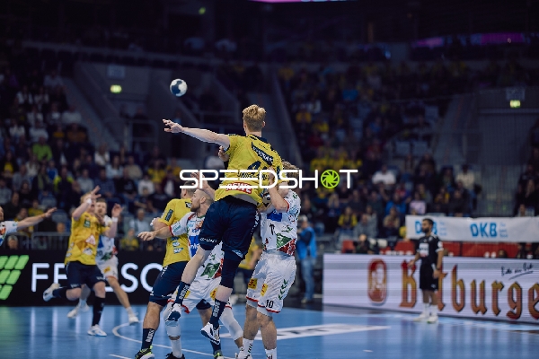 Ein Spieler von Rhein Neckar Löwen springt, um den Ball zu werfen.