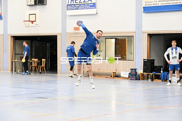 Handballspieler wirft in der Halle