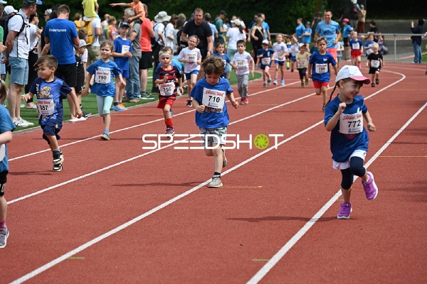Kinder laufen beim Sommerlauf