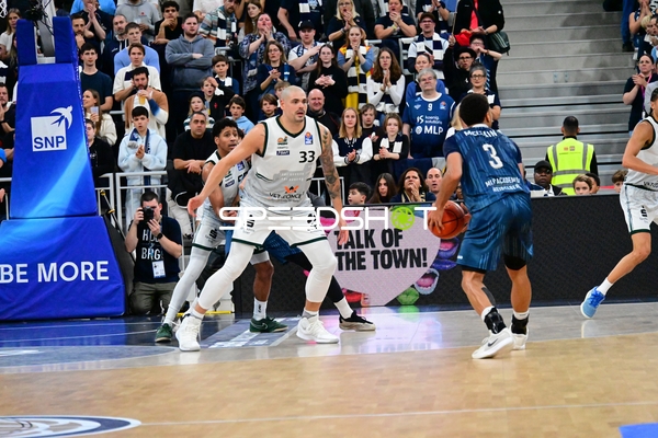 Jorke Aav (3; Gladiators Trier) mit Ball