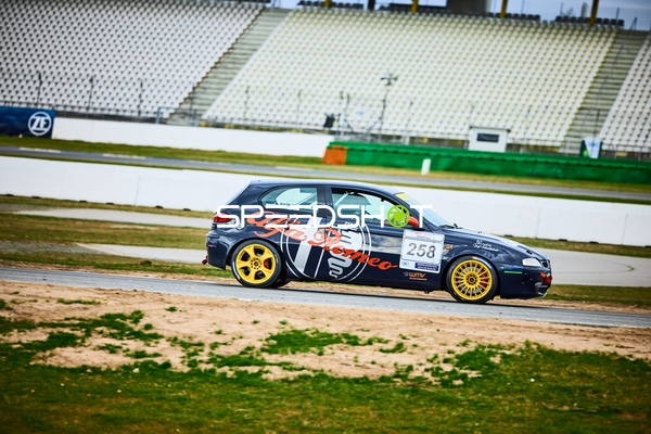 Rennwagen auf der Strecke in Hockenheim