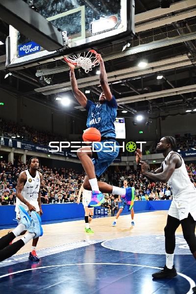 Josh Hawley (3; Basketball Löwen Braunschweig) beim Dunk