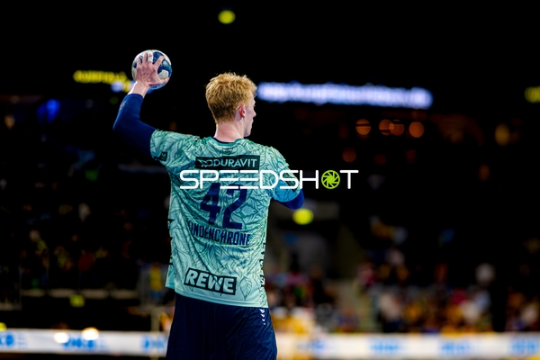 Wurf auf das Tor durch Spieler Nr. 42