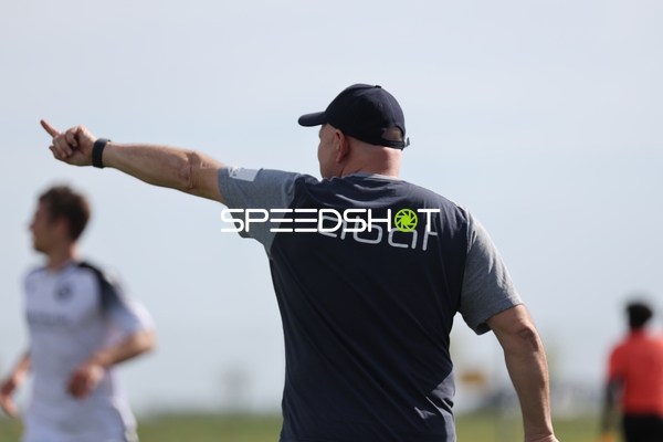 Trainer gibt Anweisungen auf dem Spielfeld