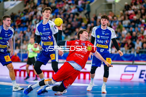 Nikola Vlahovic (3, SG BBM Bietigheim) im Wurfversuch