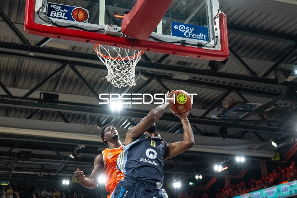 Jwan Roberts (13; Alba Berlin) mit Wurf unter dem Korb