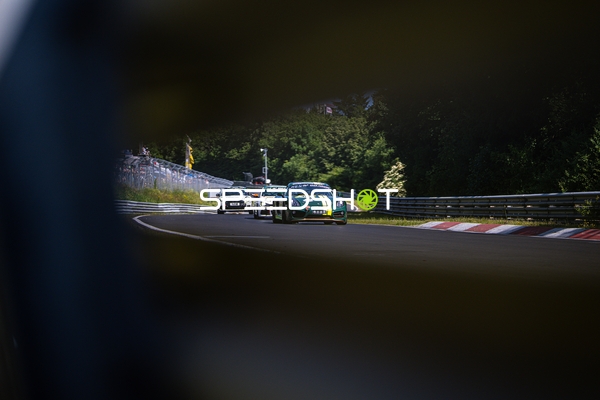 Mehrere Rennfahrzeuge auf der Rennstrecke