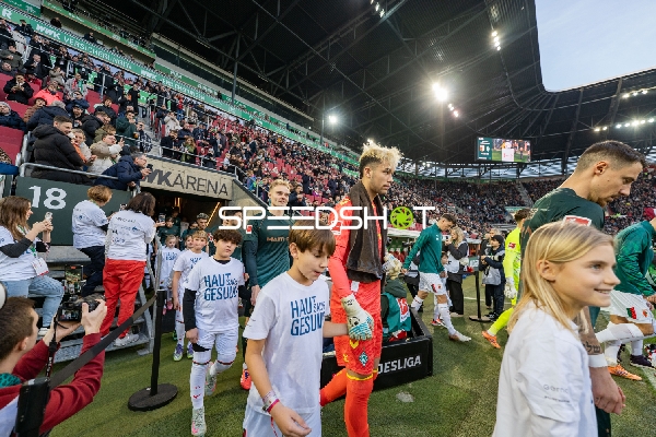 Spieler betreten Spielfeld