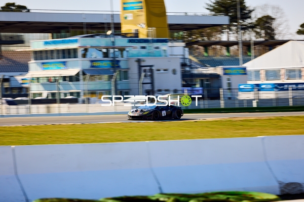 Rennwagen auf der Strecke beim DMV Goodyear Racing Days