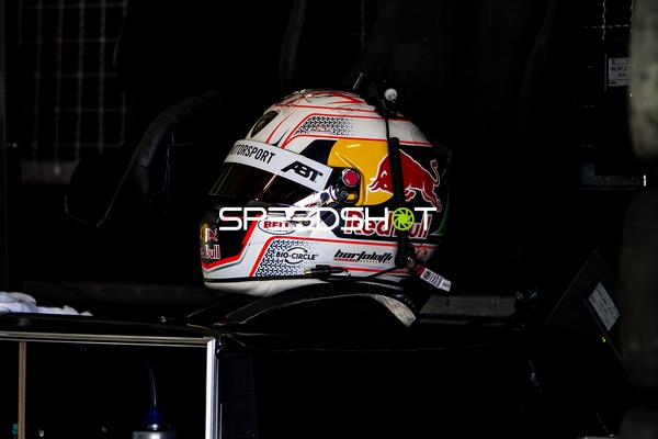 Rennfahrerhelm im Fahrerlager