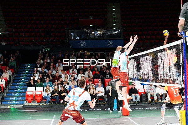 Spielszene mit Laurenz Welsch (12; WWK Volleys Herrsching) und Djordje Ilic (1; WWK Volleys Herrsching)