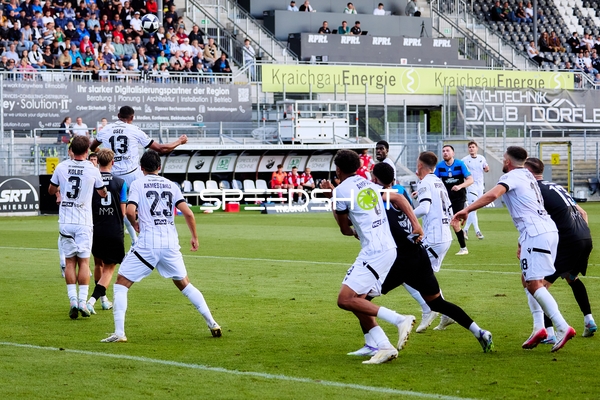 Duell um Ballbesitz im Strafraum