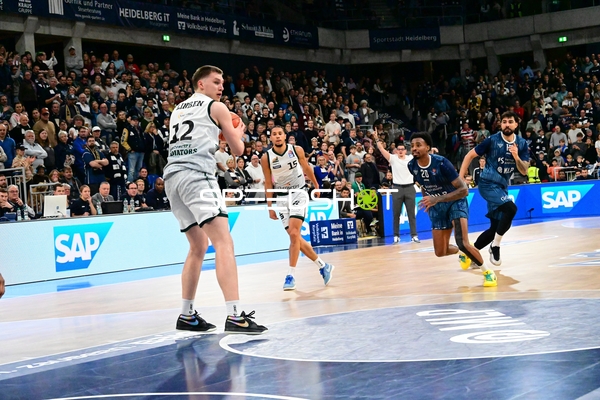 Marten Linßen (12; Gladiators Trier) mit Ball in Aktion