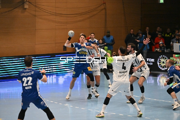 Vincent Büchner (74; ThSV Eisenach) mit Ball