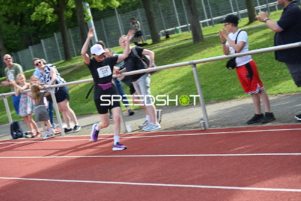 Läuferin beim TVE Sommerlauf Edingen 2025