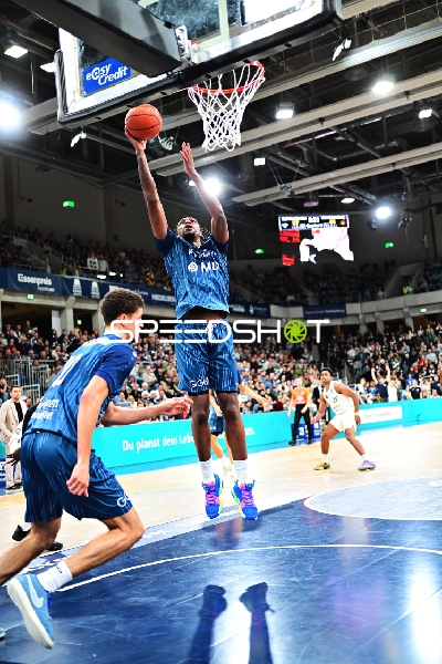 Samuell Williamson (10; MLP Academics Heidelberg) in Aktion