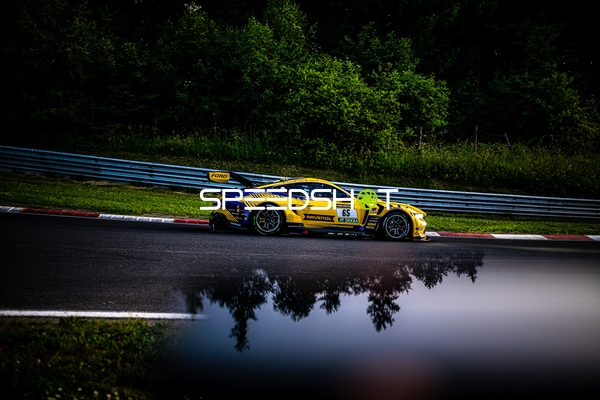 Rennwagen auf der Rennstrecke