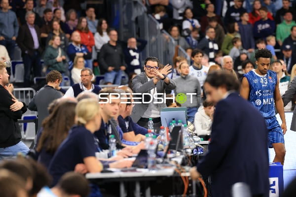 Szene mit Eric Reed Jr. (43; MLP Academics Heidelberg) und Teammitgliedern