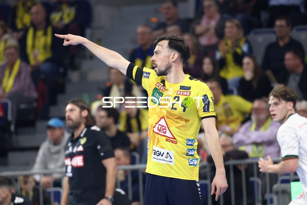 Ein Spieler der Rhein Neckar Löwen zeigt mit dem Arm in eine Richtung.