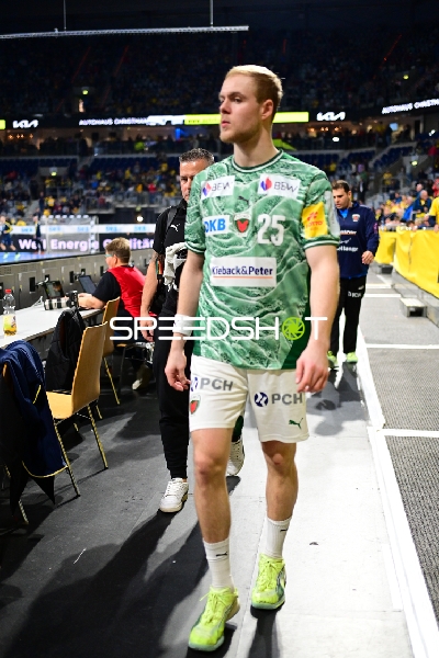 Matthes Langhoff (13; Füchse Berlin) am Spielfeldrand