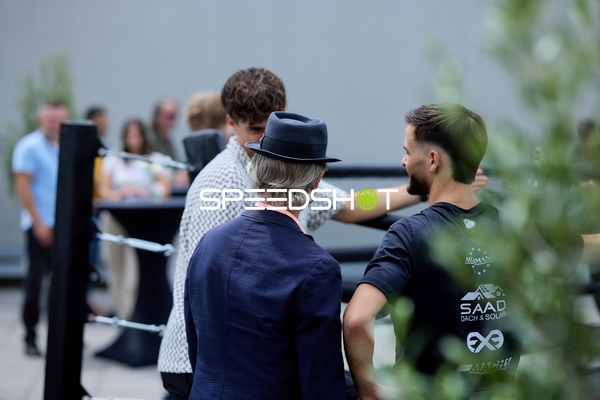 Ringside-Zone Face-Off