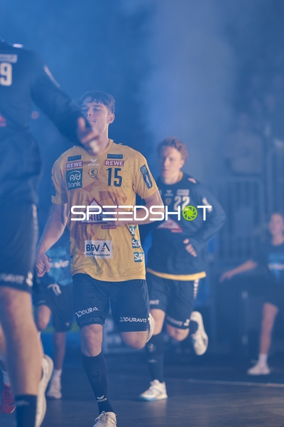 Spieler laufen in die Arena ein