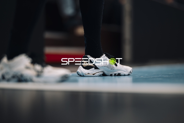 Sportschuhe auf Hallenboden