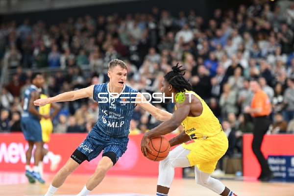 Niklas Würzner (2; MLP Academics Heidelberg) im Zweikampf