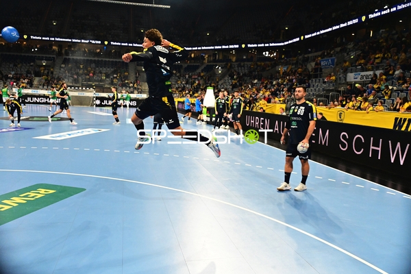 Jannik Kohlbacher (80; Rhein Neckar Löwen) beim Sprungwurf