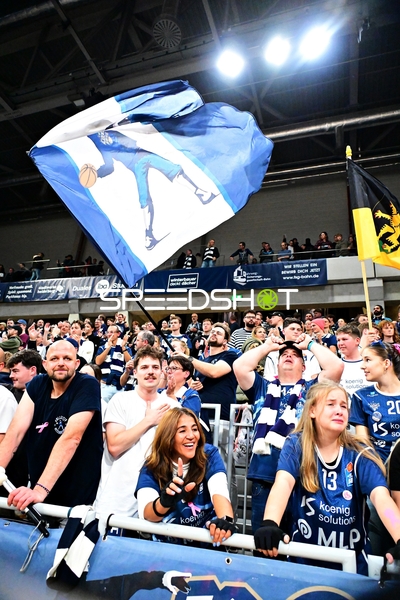 Fans von MLP Academics Heidelberg feiern im SNP Dome