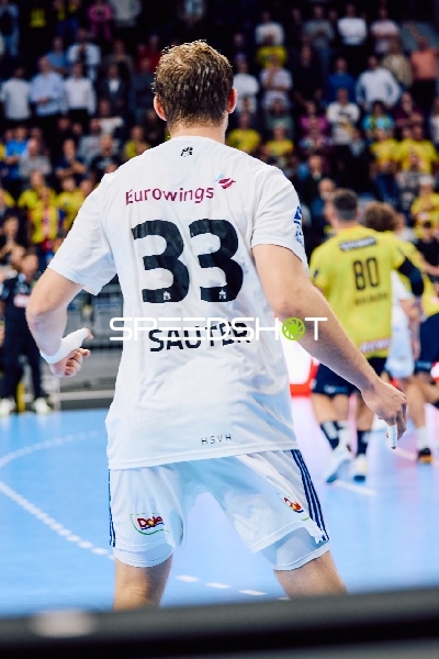 Ein Spieler von HSV Hamburg, nummeriert 33, ist in defensiver Position vor einem Spieler von Rhein Neckar Löwen mit der Nummer 80.