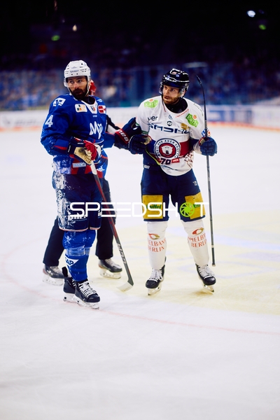 Spielerinteraktion zwischen Adler Mannheim und Eisbären Berlin