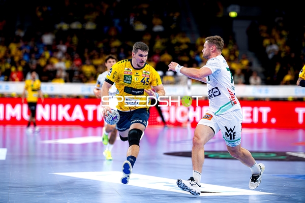 Halil Jaganjac (45; Rhein Neckar Löwen) im Zweikampf mit David Schmidt (77; FAG)