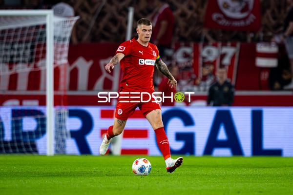 Eric Smith (8; FC St. Pauli) am Ball