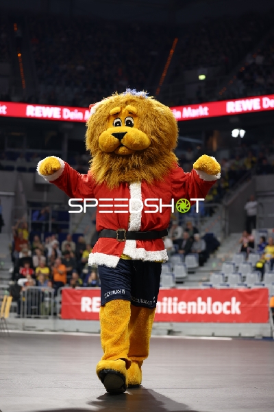 Maskottchen in Weihnachtskostüm auf dem Spielfeld