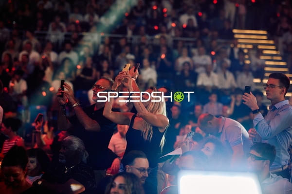 Publikum filmt Ringside Zone