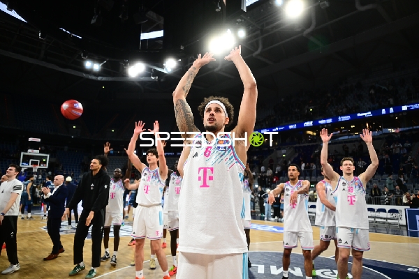 Szene mit Michael Kessens (6; Telekom Baskets Bonn) und Teamkollegen