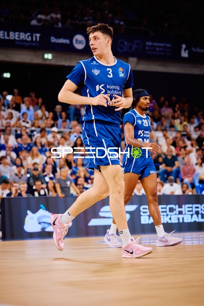 Spieler läuft Andrew O’Brien (3;MLP Academics Heidelberg), Michael Weathers (20;MLP Academics Heidelberg)