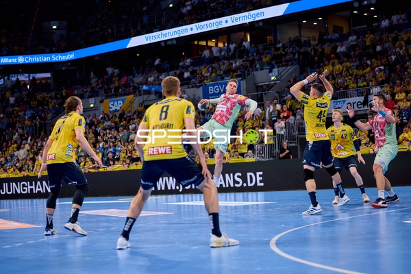 Manuel Štrlek (7, Füchse Berlin) wirft, Halil Jaganjac (45, Rhein Neckar Löwen) verteidigt