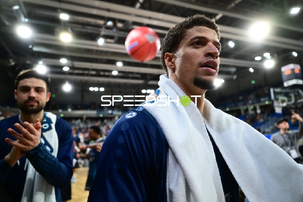 Szene mit Samuell Williamson (10; MLP Academics Heidelberg) und Mateo Seric (21; MLP Academics Heidelberg)