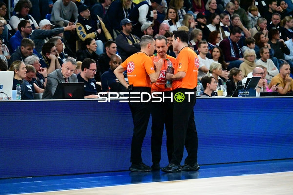 Schiedsrichter diskutieren am Spielfeldrand