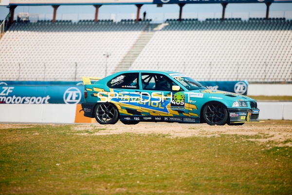 Fahrzeug springt über Kuppe