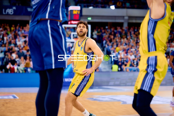 Spieler von Alba Berlin wartet auf den Spielverlauf
